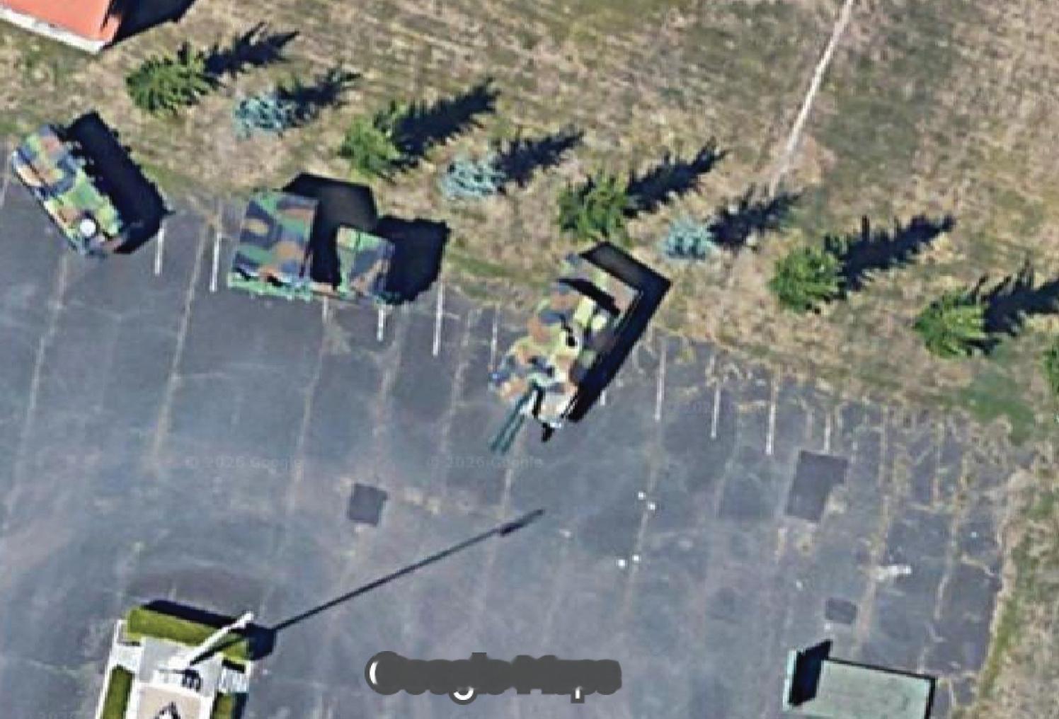 如果打开卫星图到法国凡尔赛以南的萨托里(Satory)查看，在该处设立的法国陆军