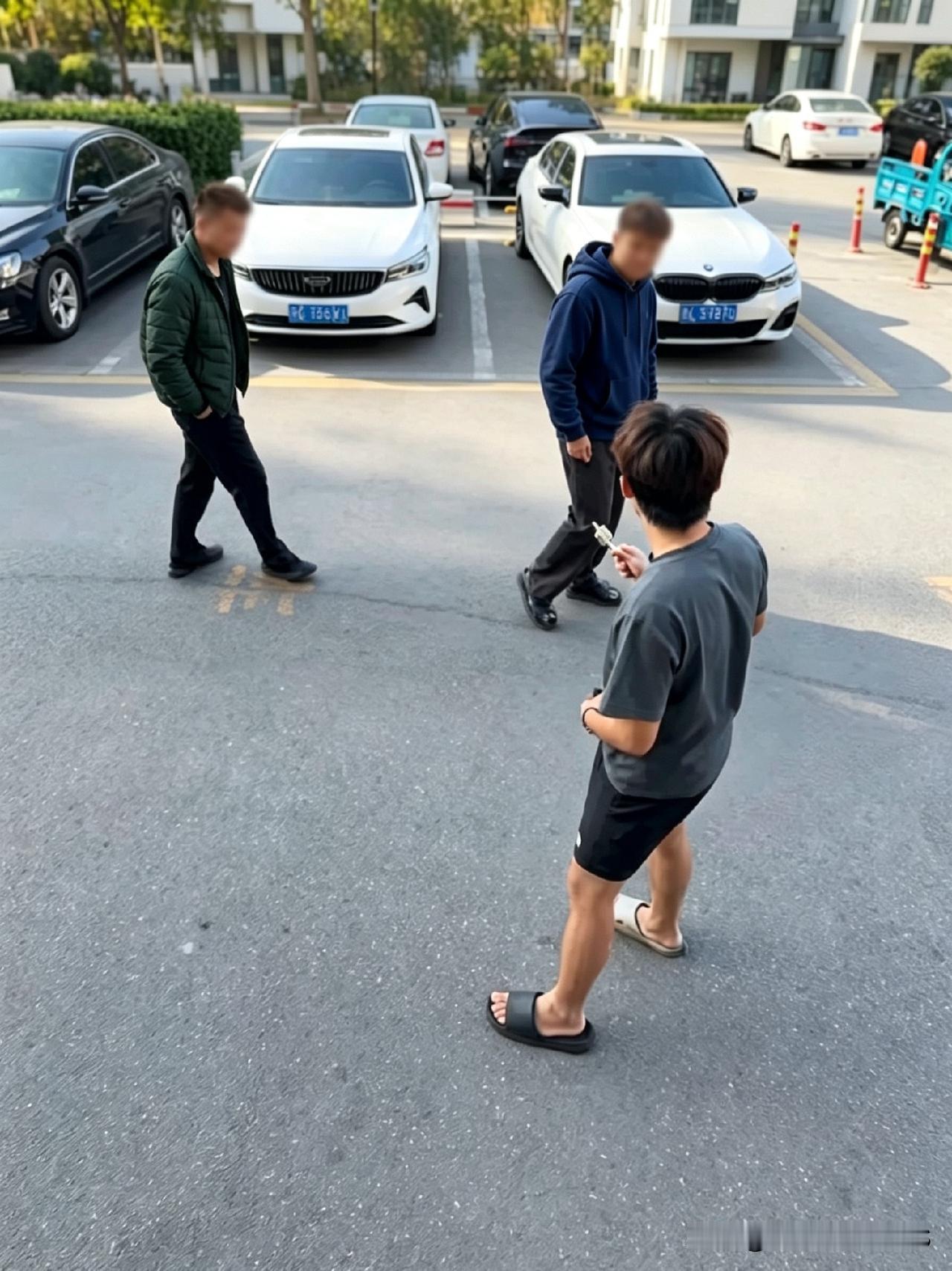 一条街直接集齐四季穿搭！有的穿起厚棉袄，有的还在短袖晃，断崖式降温就是这么离谱，