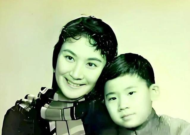 1966年 京剧 名家 言慧珠 离世，托付给继父的10岁幼子，常年遭继父和保姆联