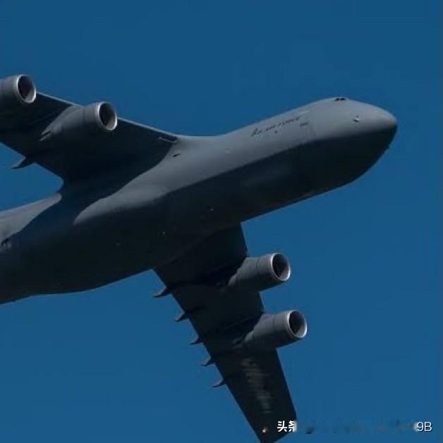 美国空军重型战略运输机C-5M“超级银河”目前正穿越土耳其领空，向东南方向飞往中
