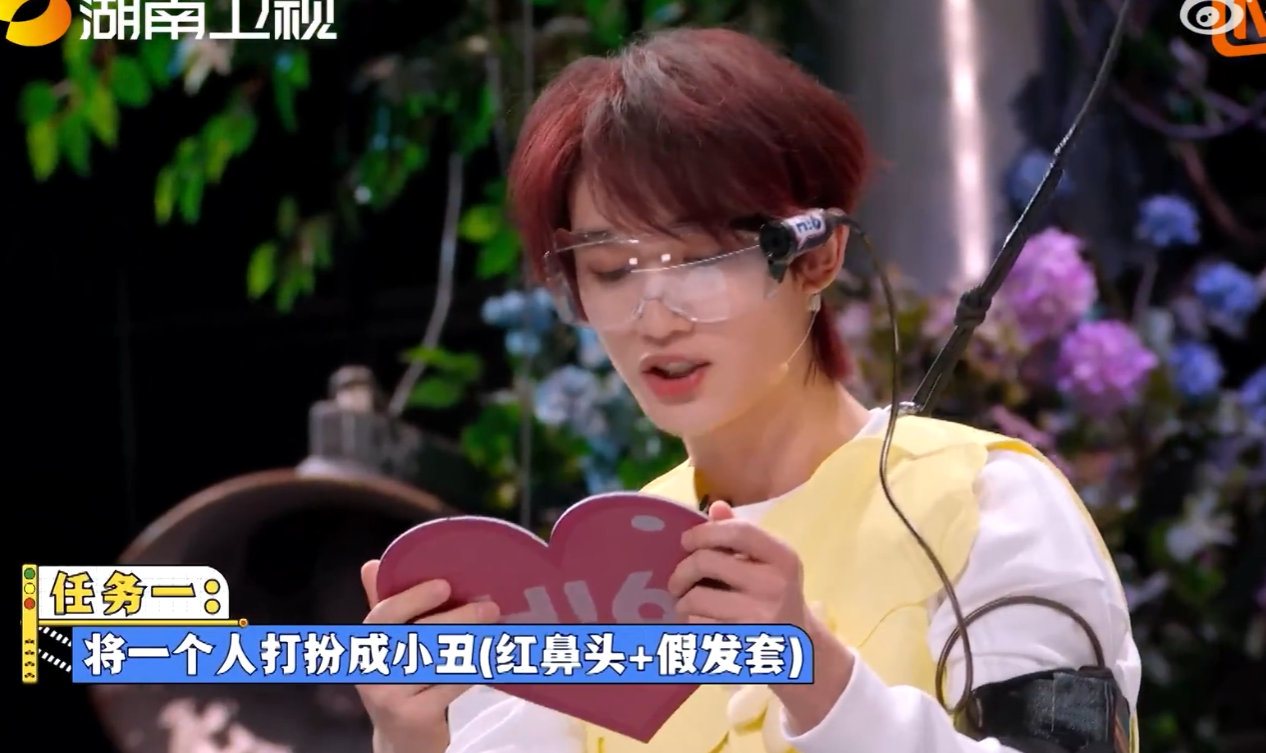 杨迪好像第一天在马戏团工作的NPC恐高还被逼上高空平衡板，每一步都在演我本人的怂