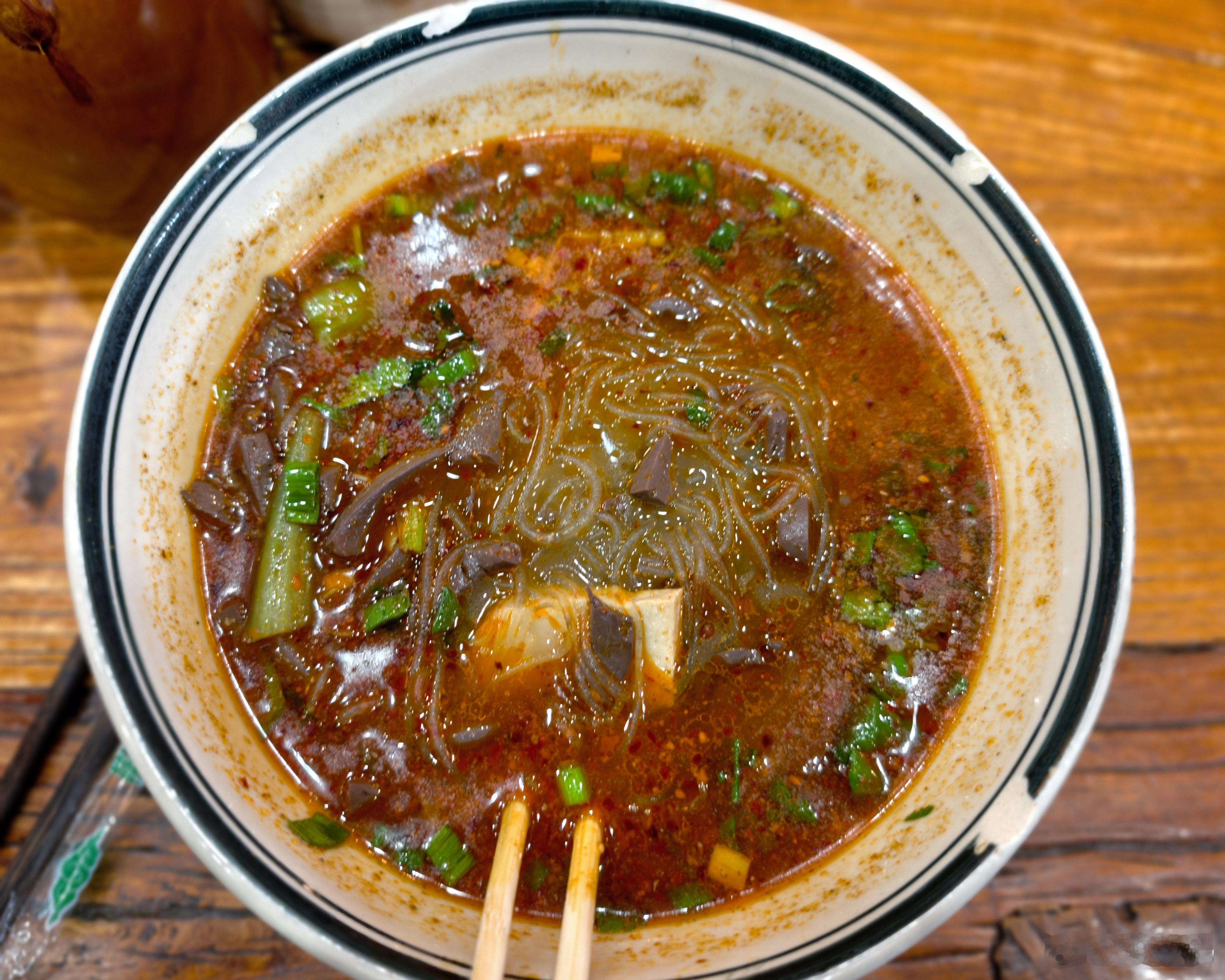 大冬天吃粉汤羊血，浑身冒汗。