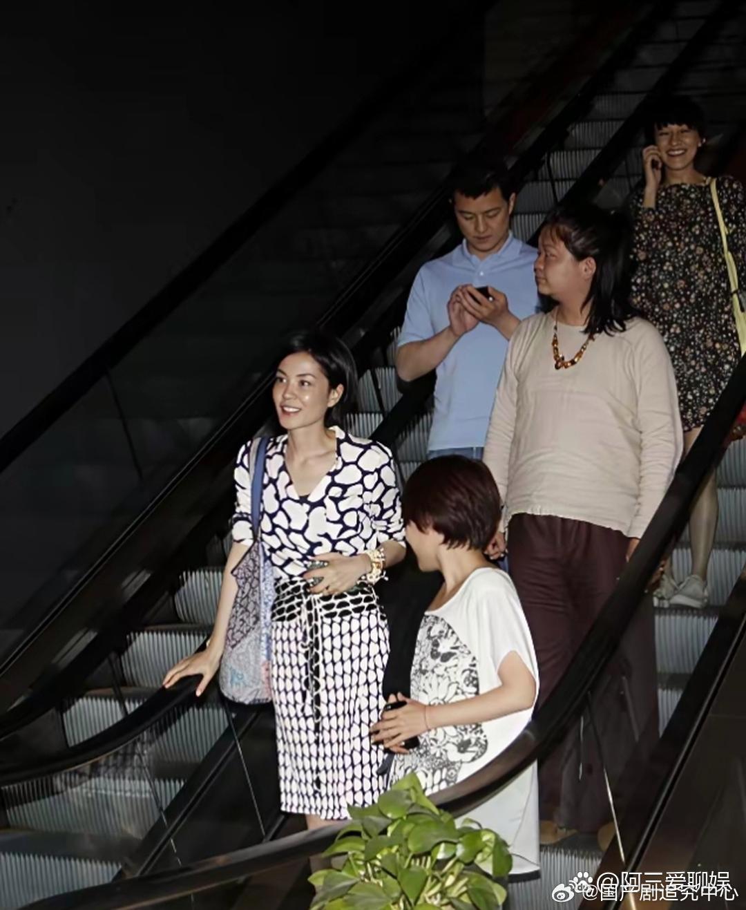 王菲跟李亚鹏一起的时候，看起来容光焕发。她神采奕奕，面带自信微笑，步履轻盈从容，