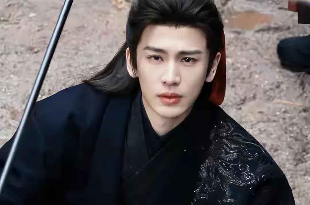 除了入赘，张凌赫还演过“倒插门”的驸马爷，也是信手拈来。
张凌赫才28岁，演员的