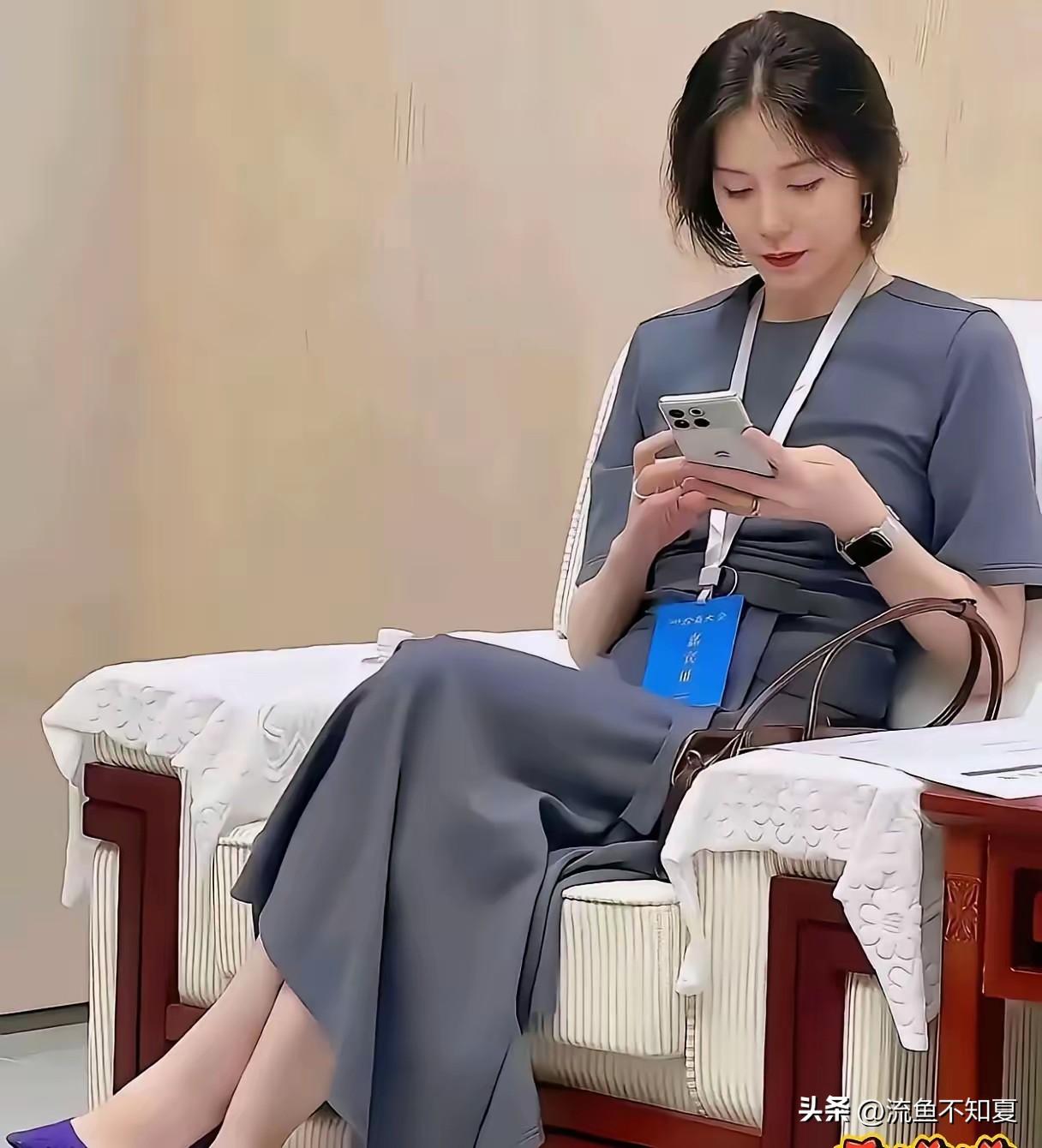 蔚来老板娘这一出场，我才算懂什么叫 看一眼就忘不掉

她往那儿一坐，气质直接拉满