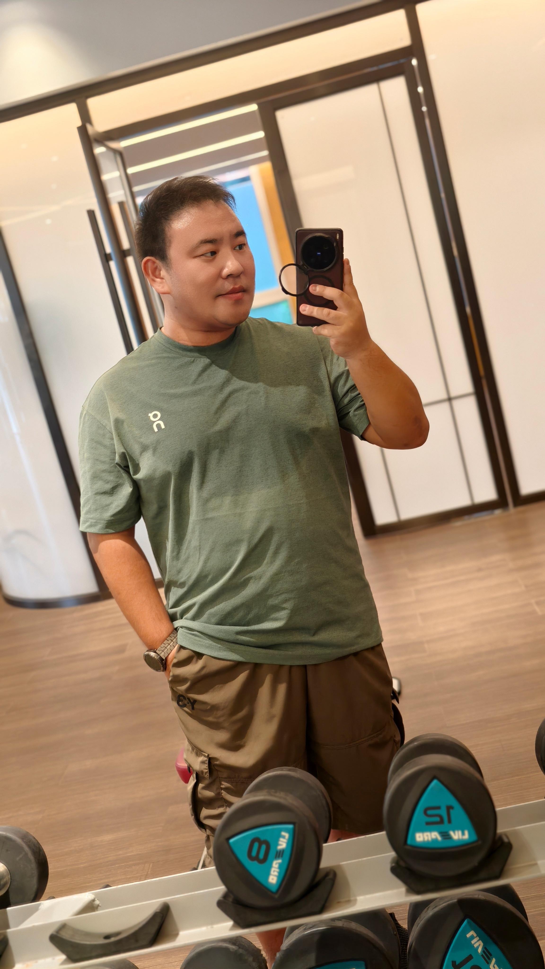小区自带健身房，免费向业主开放下午雨后还算凉快，心说去练练吧不加点健身单纯靠少吃