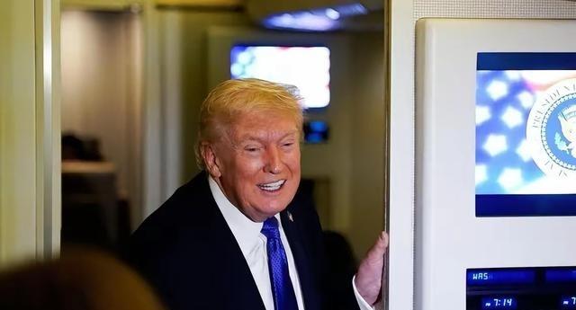 联合早报报道：“美国总统特朗普表示，他正与中方讨论对台军售问题，并暗示将很快就会