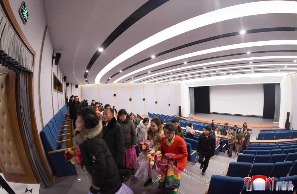 金正恩出席江东郡地方工业工厂和综合服务中心竣工典礼女儿金主爱陪同反映民生这块，有