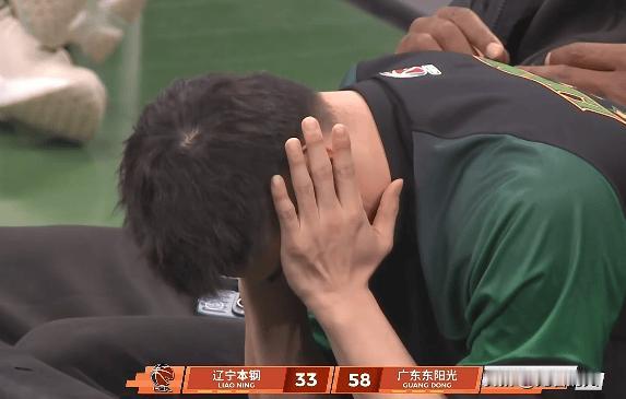 辽宁半场被广东打花，赵继伟无奈低头不忍直视



辽宁主场被广东打花，广东三个外