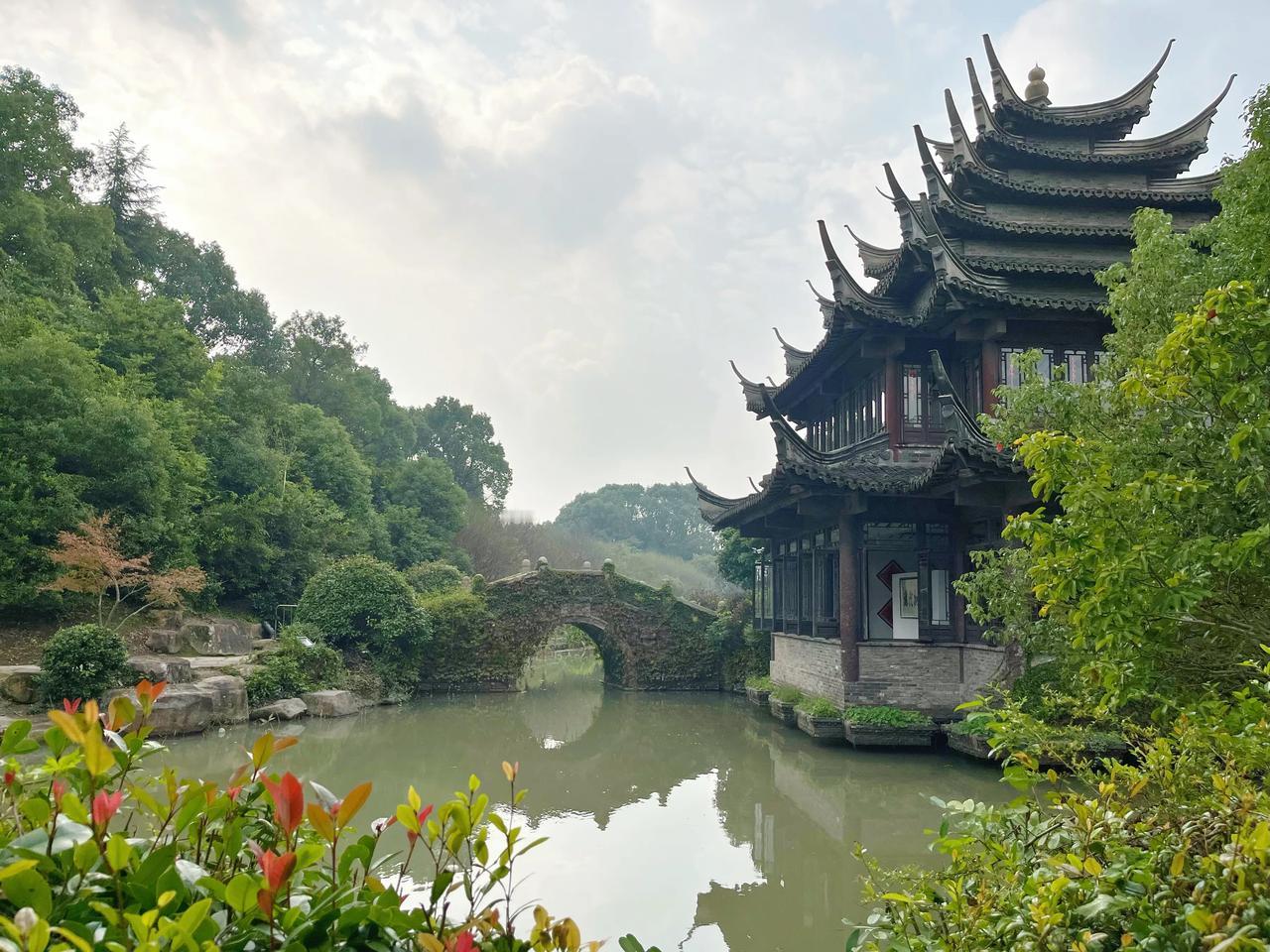 分享一张湖的照片这是韩湘水博园，里面湖多桥多亭子多，景色怡人。