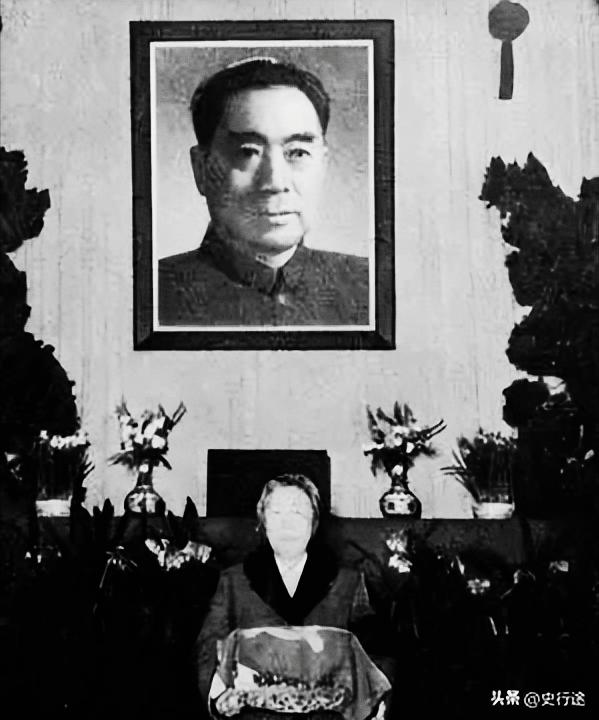 周总理去世后，遗体被医生解剖研究！
发现肝、肺、大脑都形成了恶性肿瘤，而当年4个