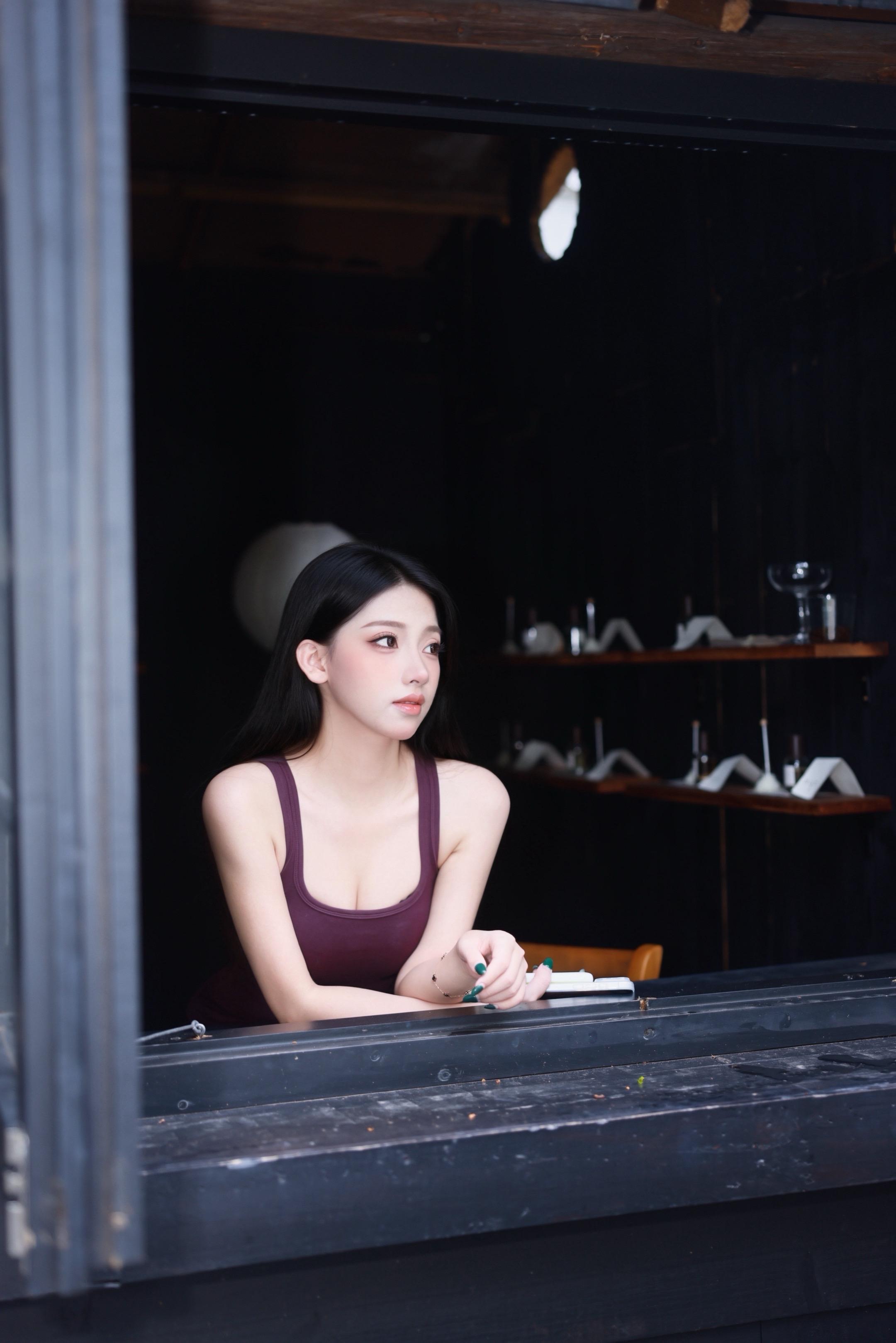 咖啡店窗边 淡系ootd 松弛感日常look 吊带背心 运动女孩户外穿搭