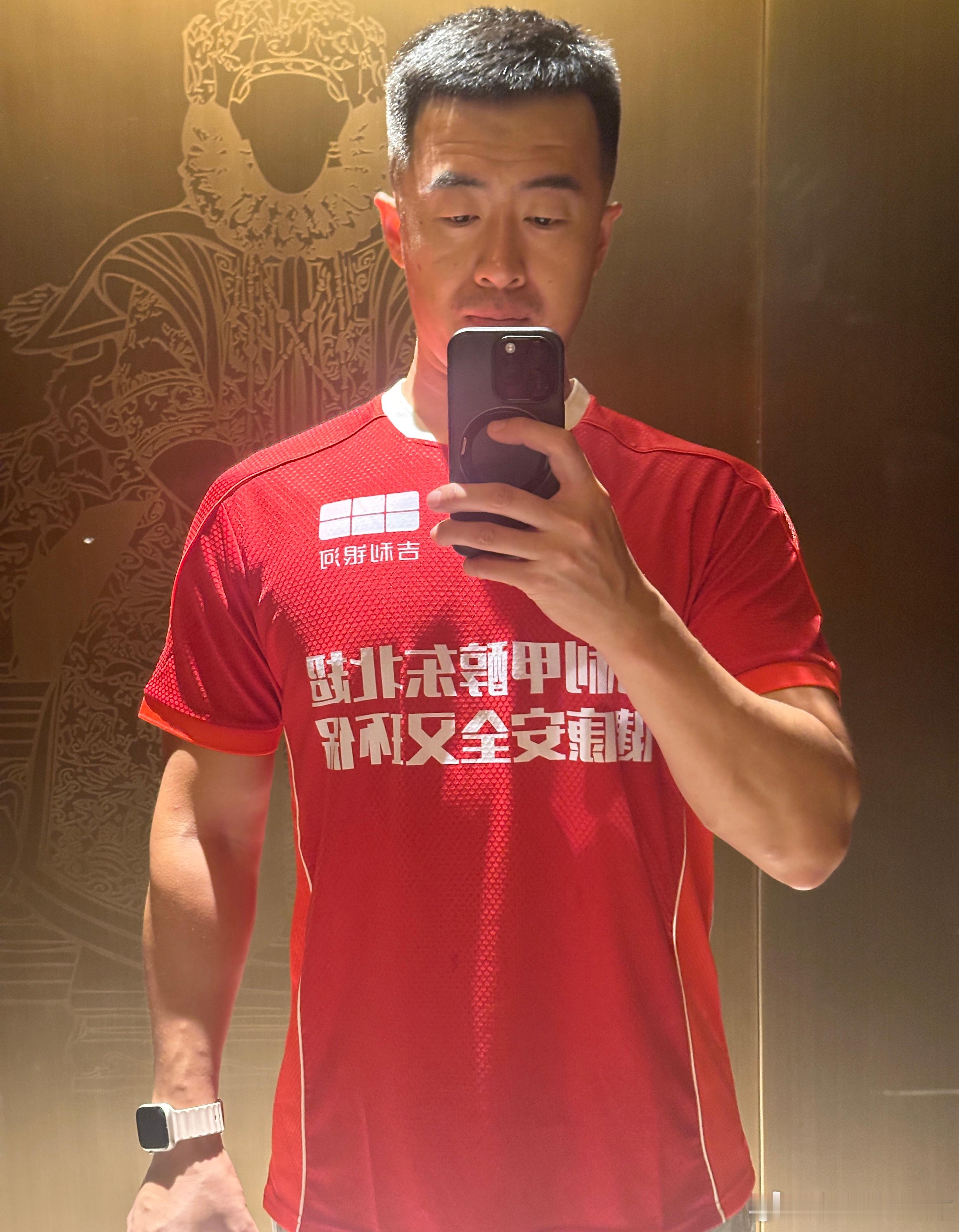 人一黑 确实容易隐身～我不仔细看 我都没发现我自己～吉利甲醇带我去东北超见世面～