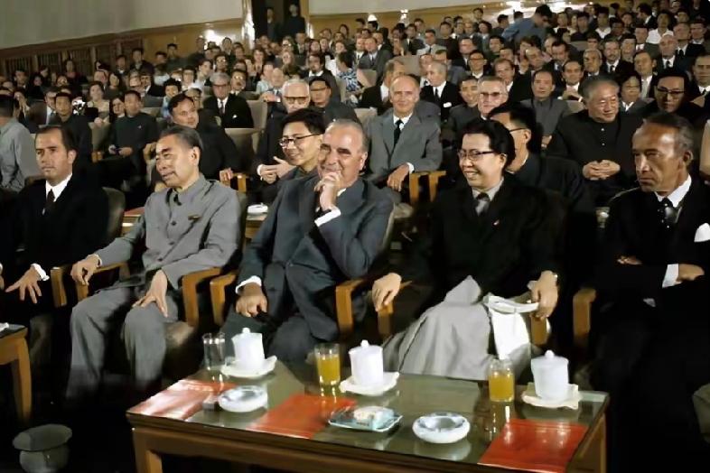 这是1973年，周总理陪法国总统蓬皮杜等人观看文艺演出。