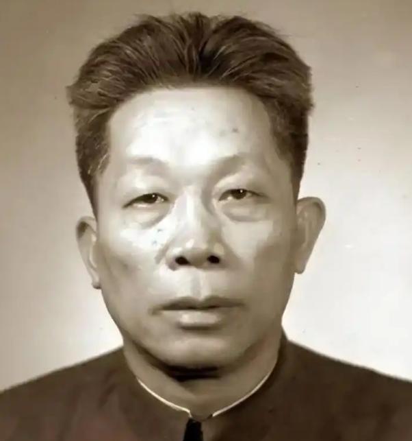 1957年，冯白驹被撤职，当处分决定送到中央毛主席大怒：他对党是有功的。
 
冯