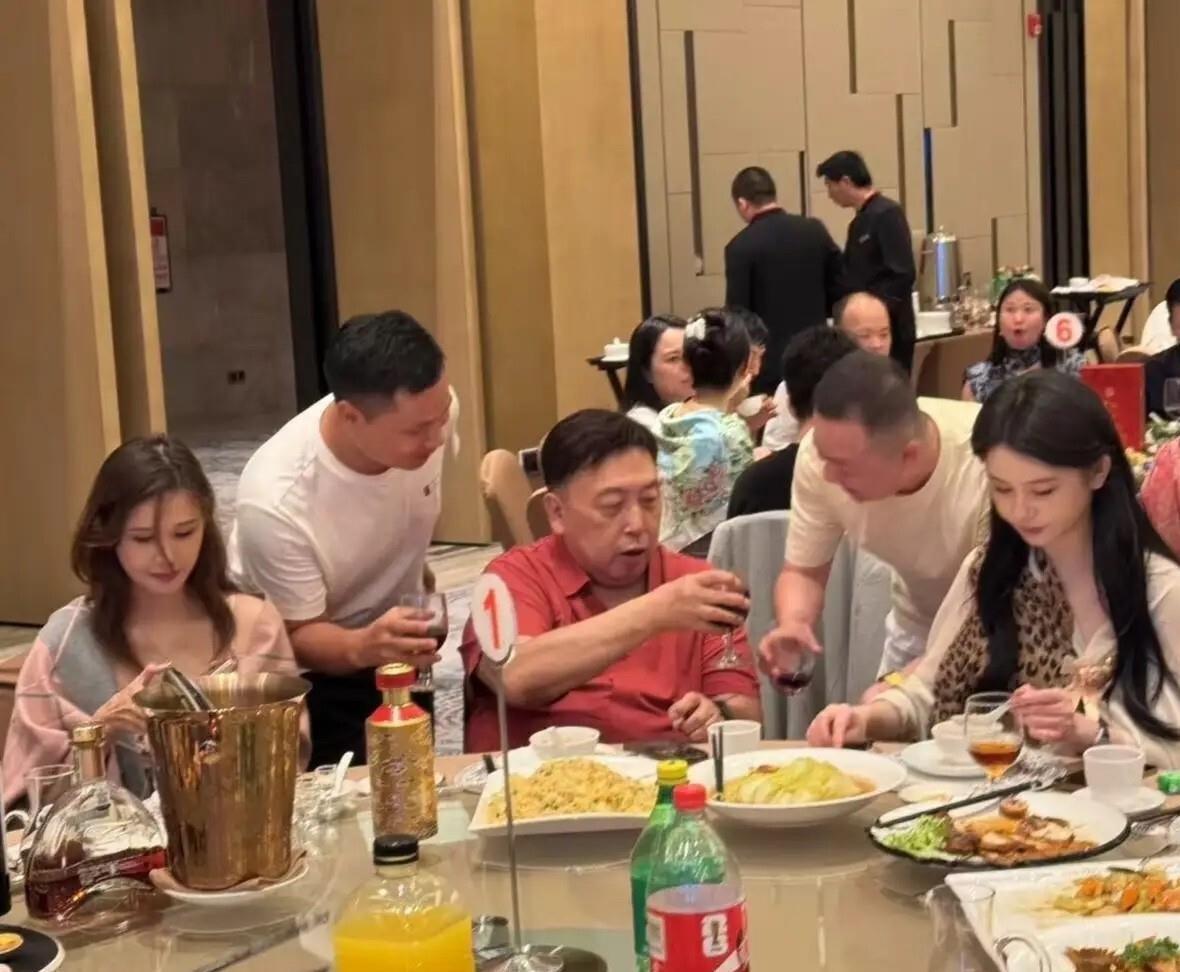王晶这回在深圳饭局上的排面，算是让网友开了眼。
71岁的人了，身边照样跟着邱意浓