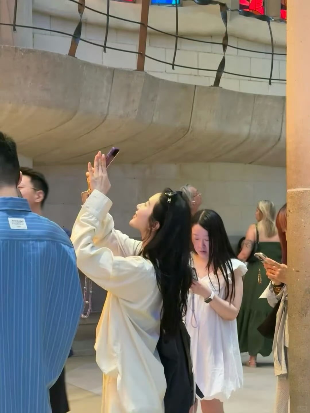 不知道是该羡慕还是该笑哈哈哈哈翻相册才发现拍到了刘诗诗大家都在偶遇刘诗诗 ​​​