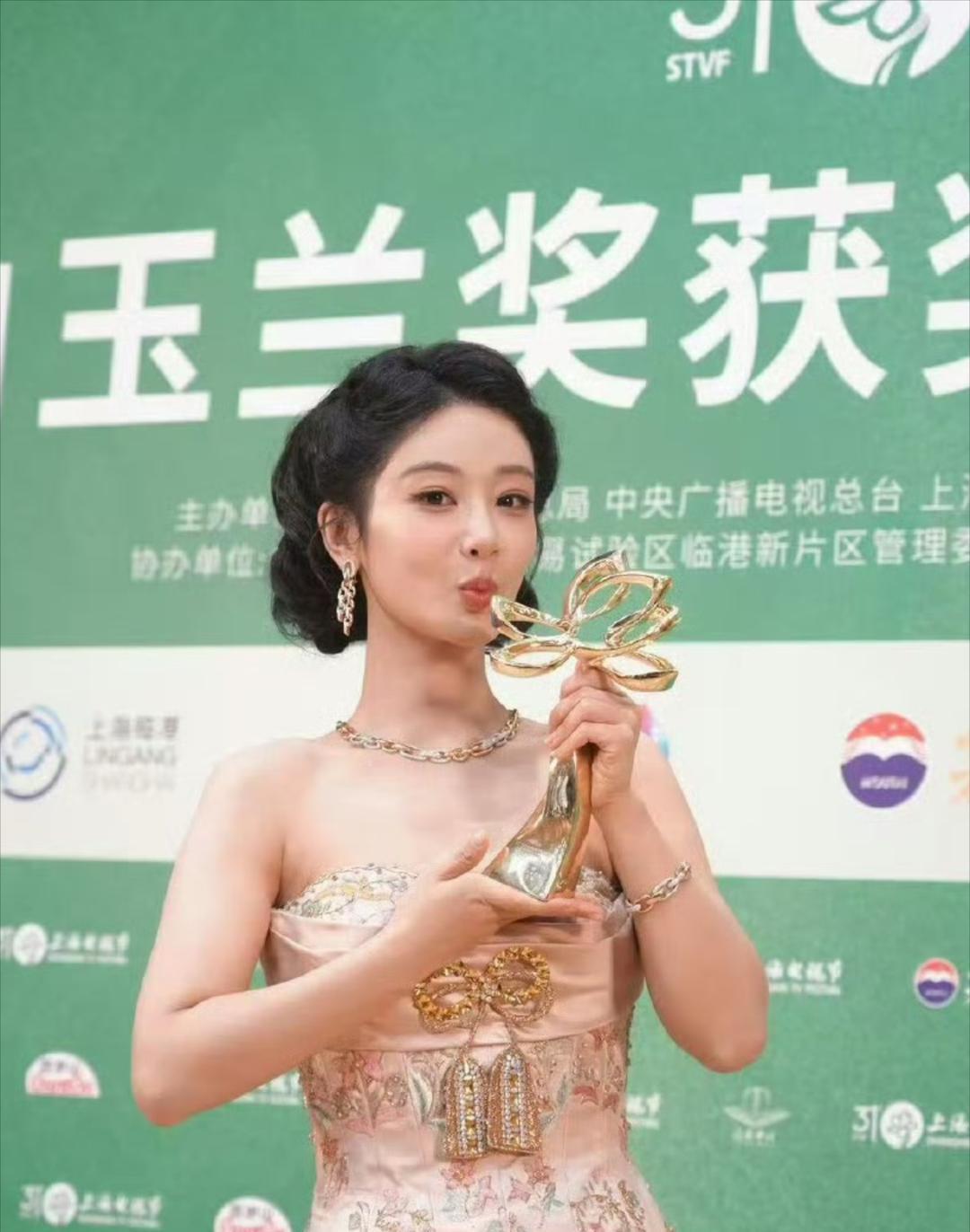 杨紫拿下视后，为什么会被群嘲？她作为第一位90后视后，演技和资历其实都已经得到了