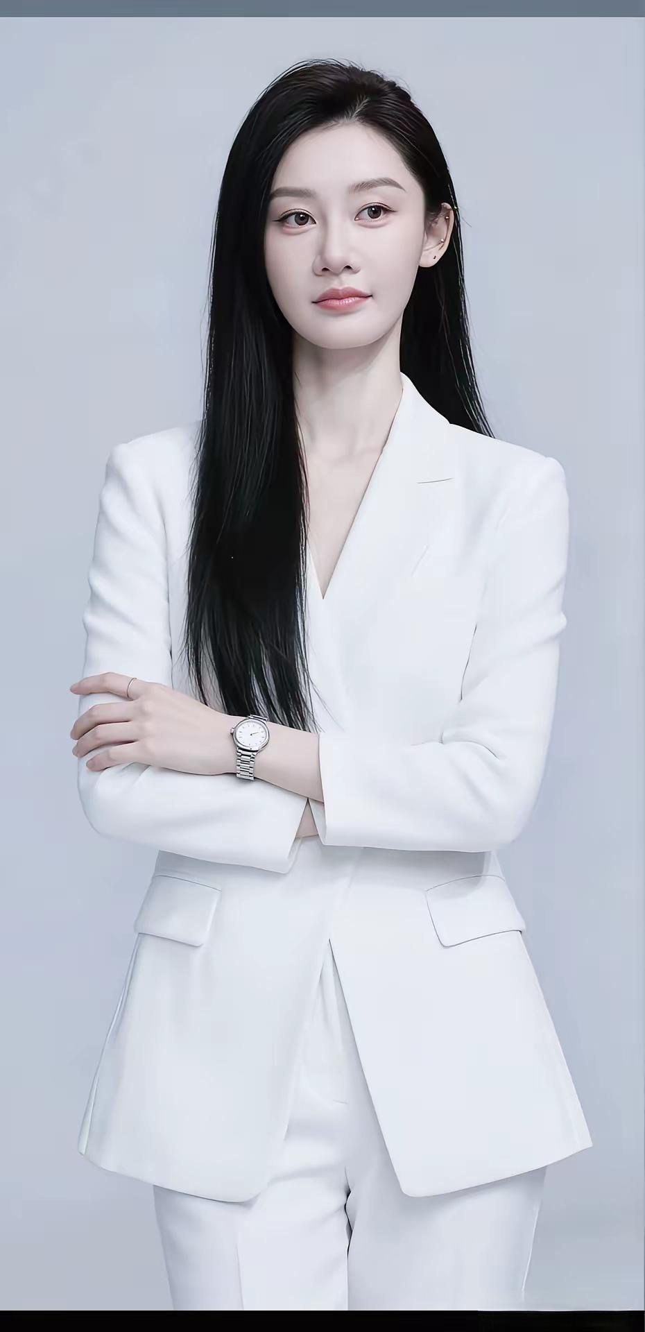 优雅白领风，简约白色西装，自信满满！