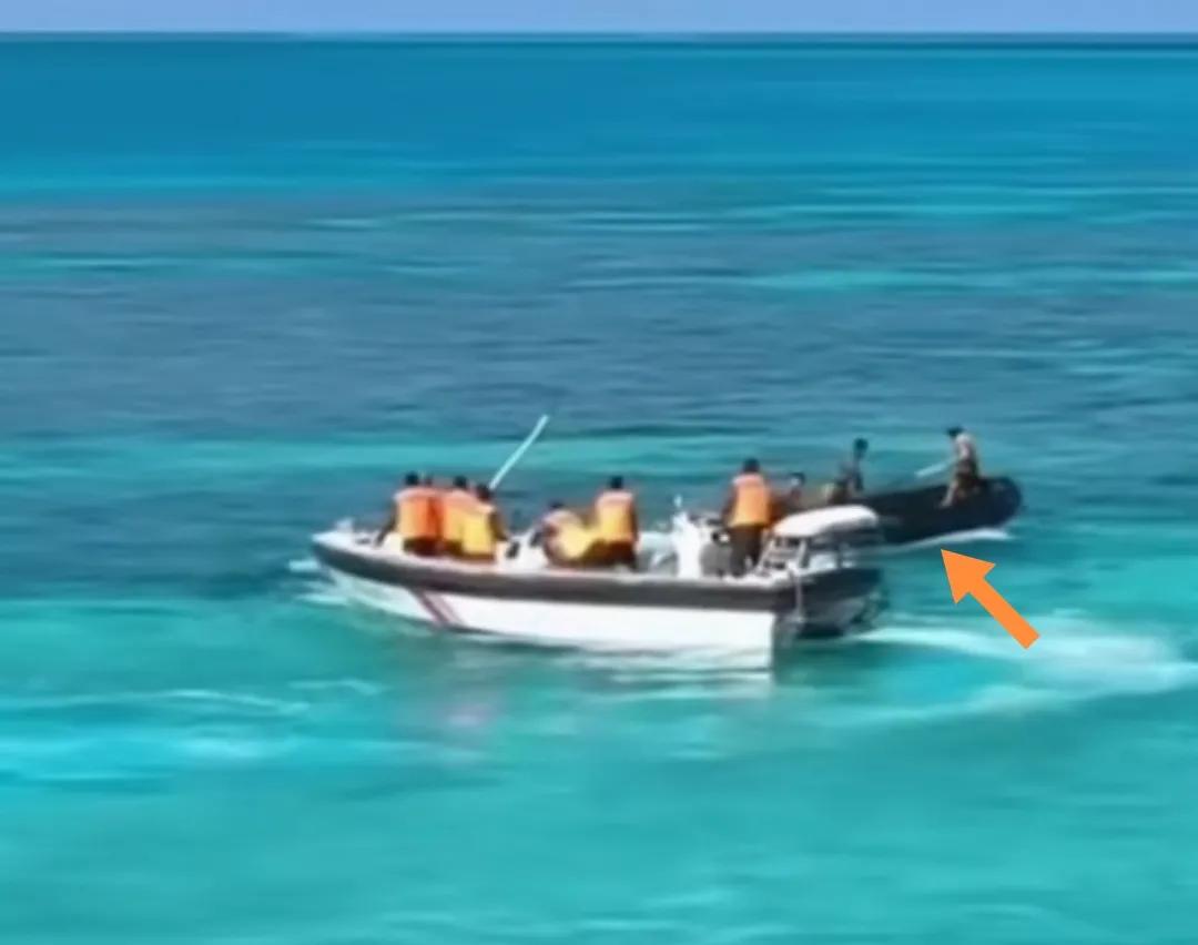 南海仁爱礁菲律宾海军小艇近距离挑衅我方海警，海警果断出击“管控”。