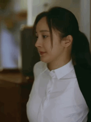 穿白衬衫的杨幂太飒啦，帅真的是一种感觉，杨幂最后的眼神好干净啊！杨幂 白衬衫