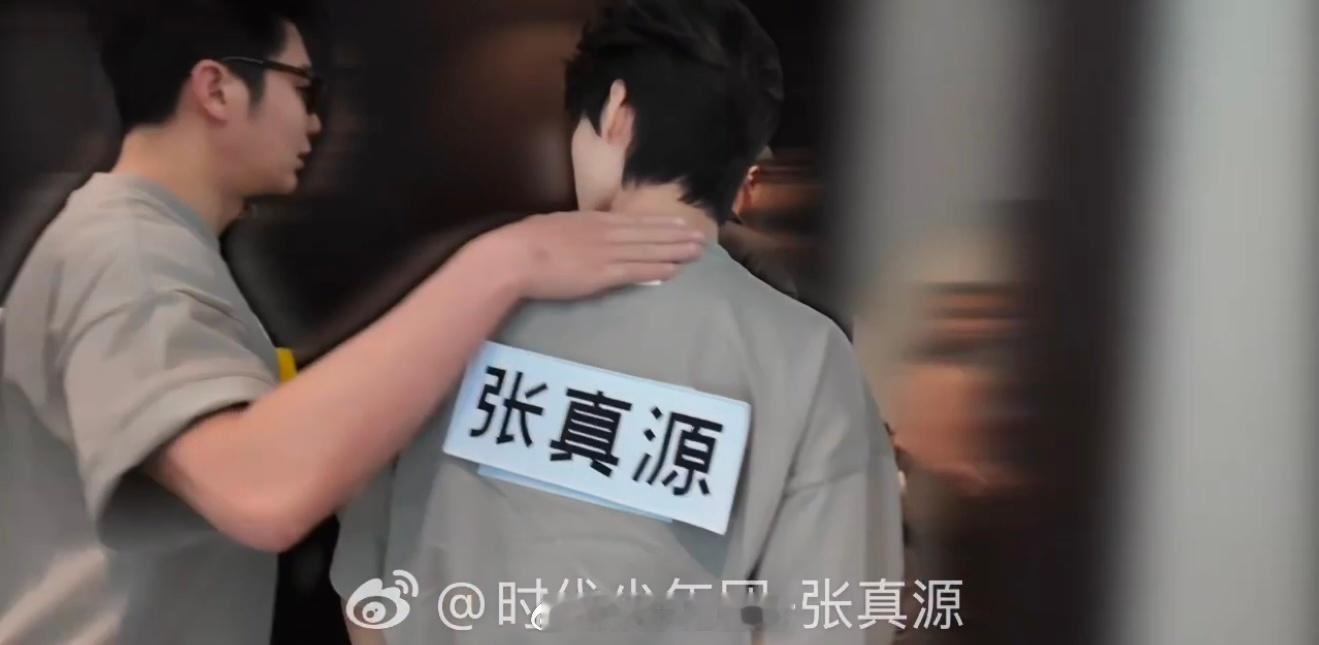 张真源黑化进度百分百奔跑吧从软乎乎的小猪包到自带气场的脏脏包，张真源这波“黑化”