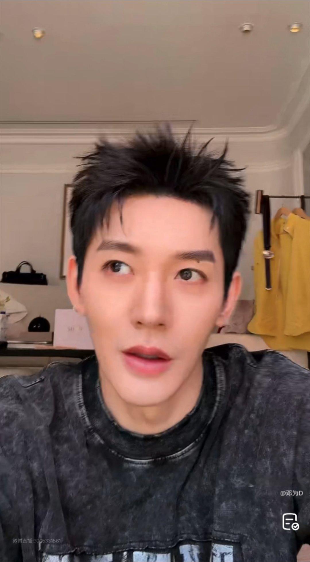 邓为直播玩谐音梗邓为说借一下搂钱的福气邓为也太有梗了！提起剧中角色楼启炎，即兴玩