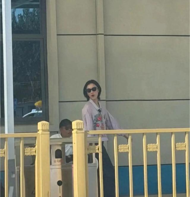 红毯女神也来学科二！倪妮驾校排队太接地气
 
说起倪妮，事业起点就是谋女郎，凭《