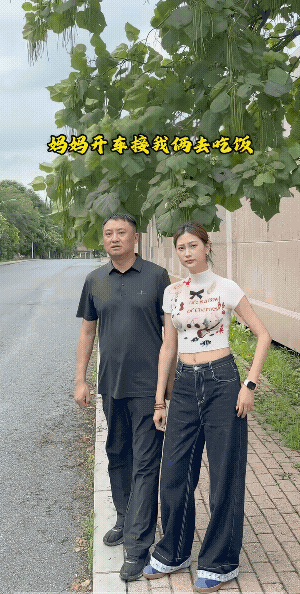 妈妈:都开过去了，才招手。怎么不早点招手，不知道刹车需要时间吗？
女儿:还好招手
