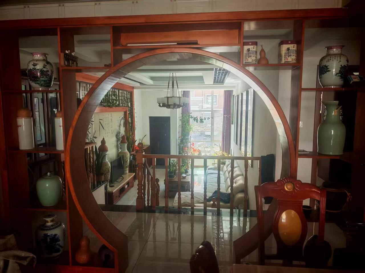 一套近二百平米的房子，看起来室内空间紧紧巴巴的！

昨天看的一套房子，楼上楼下，