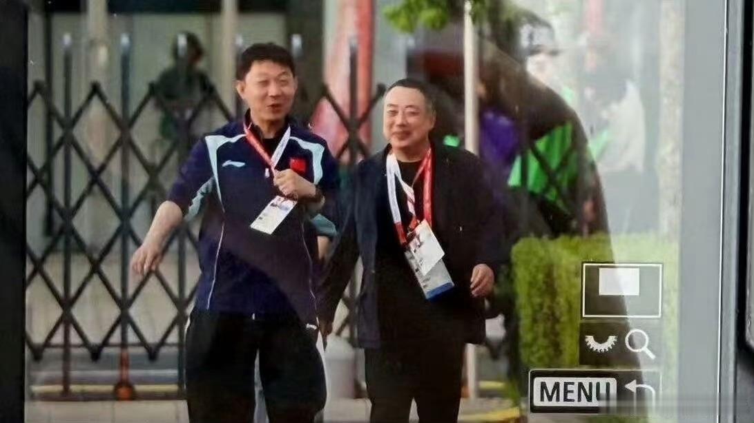 刘国梁来看亚运会了刘国梁现身名古屋亚运会乒乓球赛场，现场观战国乒赛事，还与国际乒