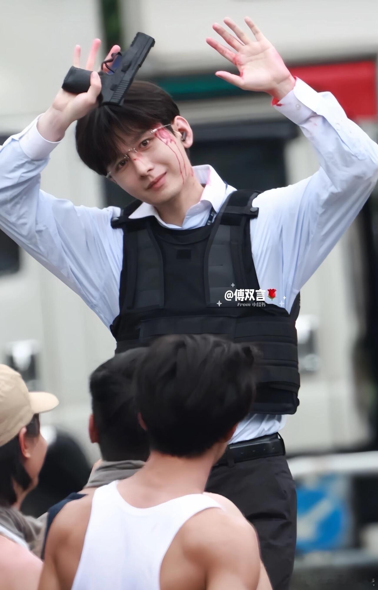 成毅的演技真的太有层次感了，他能把角色内心的矛盾和挣扎演绎得淋漓尽致，让人看到人