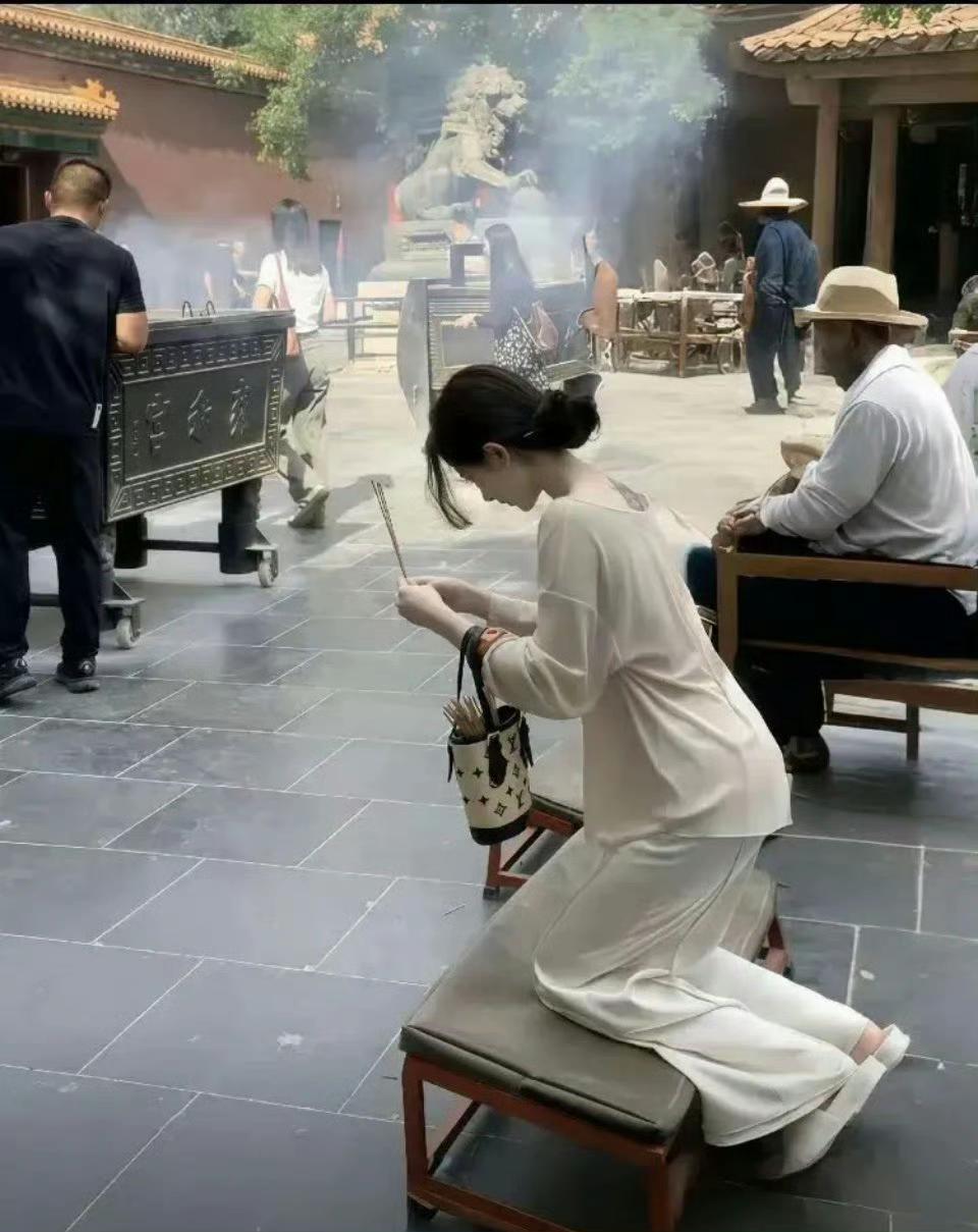 早知无结局
何必徒相知
爱恨尽烟云
全付断舍离
而后莫相思
死生无消息
幽魂入梦