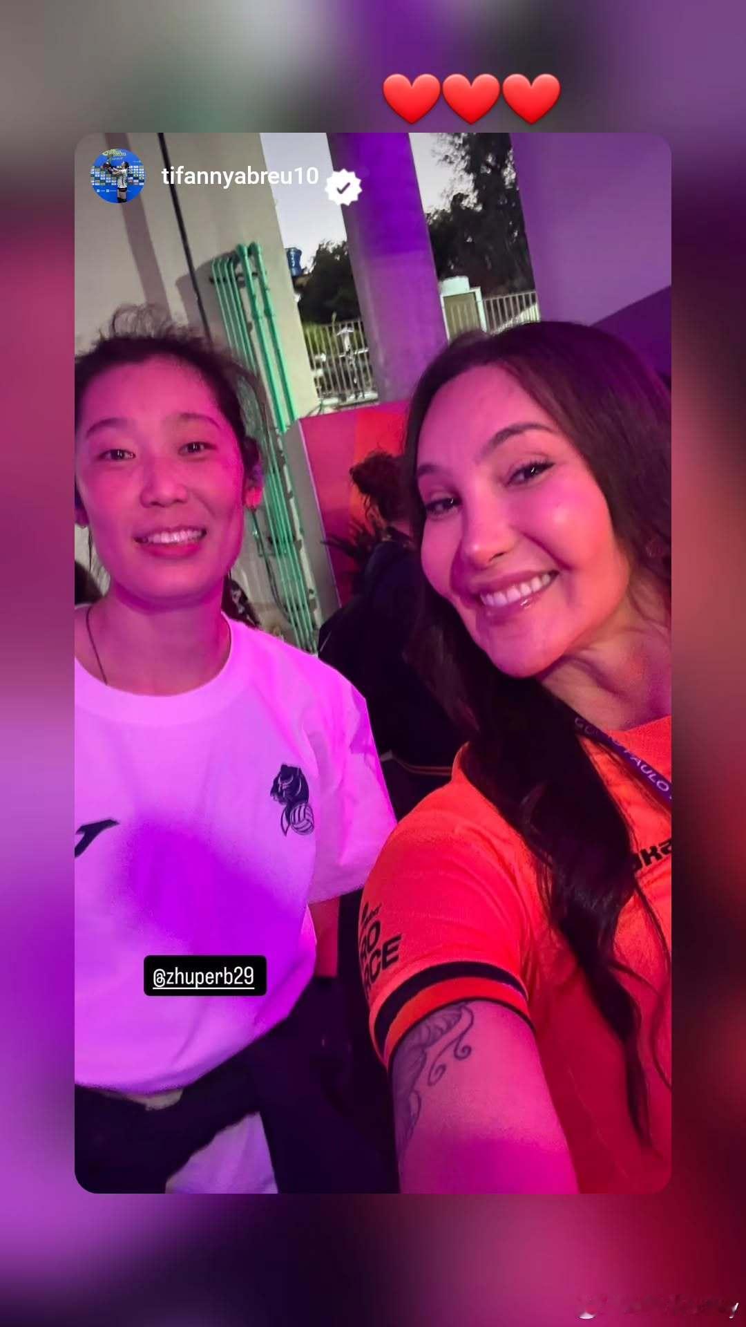 蒂凡尼成功跟朱婷实现合影，她专门将合照发到了IG动态。朱婷女排世俱杯朱婷第七次出