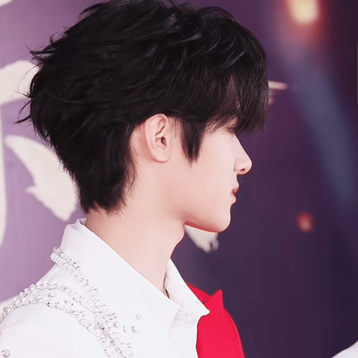 张峻豪元宵晚会路透 红白拼接西装杀疯了！张峻豪路透生图超能打，明晚19:30舞台