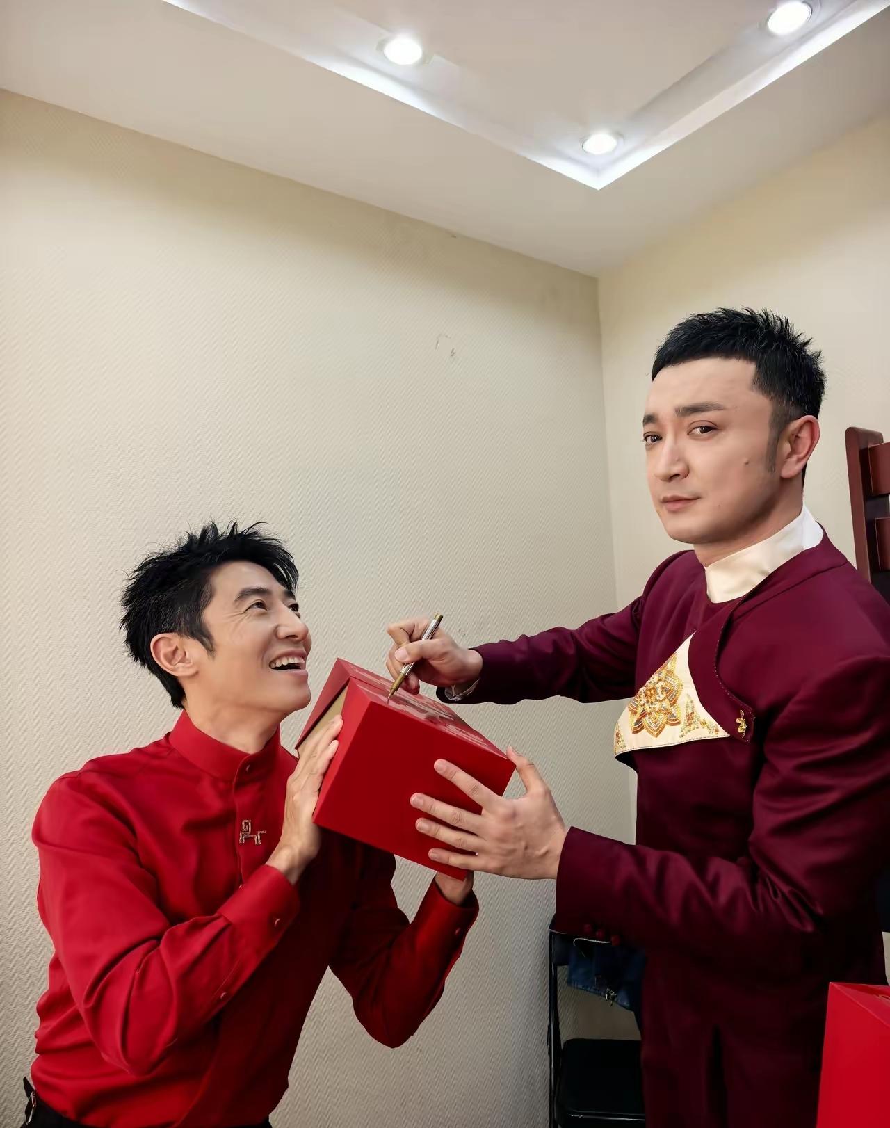 台上好搭档，台下好兄弟！
央视主持人尼可买提与撒贝宁幽默风趣，在一起也是非常搞笑