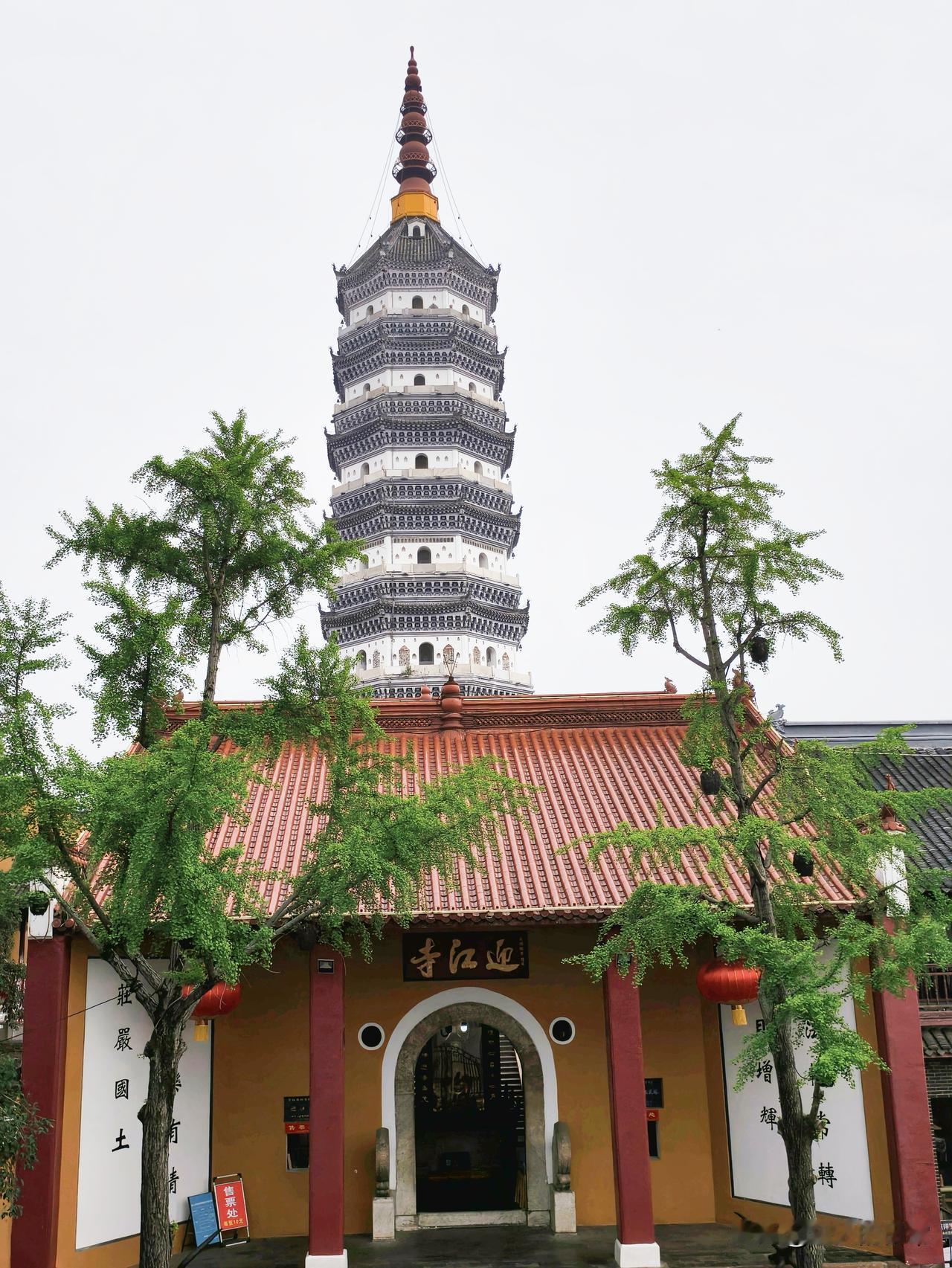 床车自驾沿长江行，从南京到重庆，在安徽安庆游迎江寺。

迎江寺位于安徽省安庆市枞