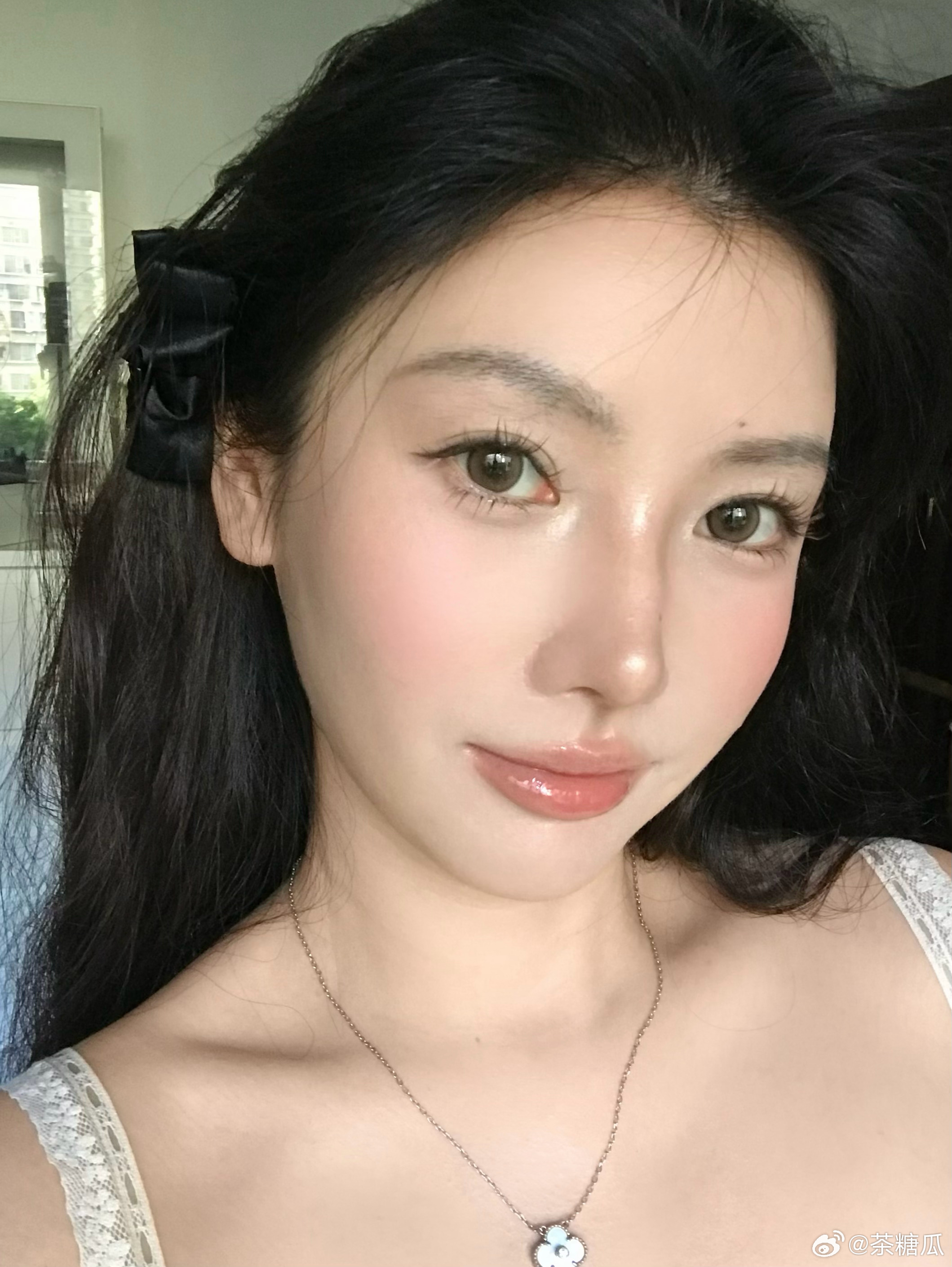 前两天的妆在室内自然光看也是相当piu亮的moira高光009和唇蜜18买了没