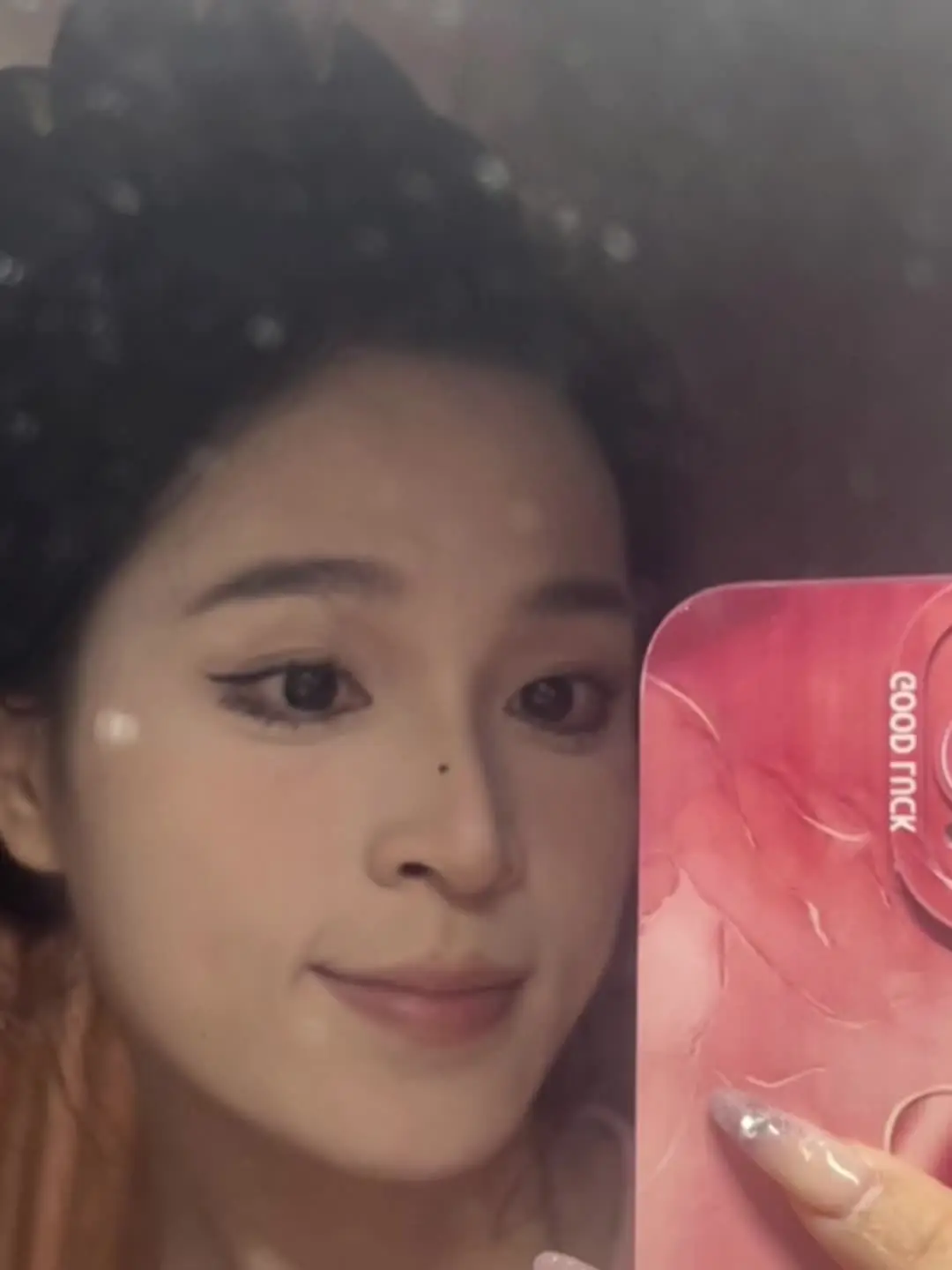 镜子脏了 麻烦帮擦一下
