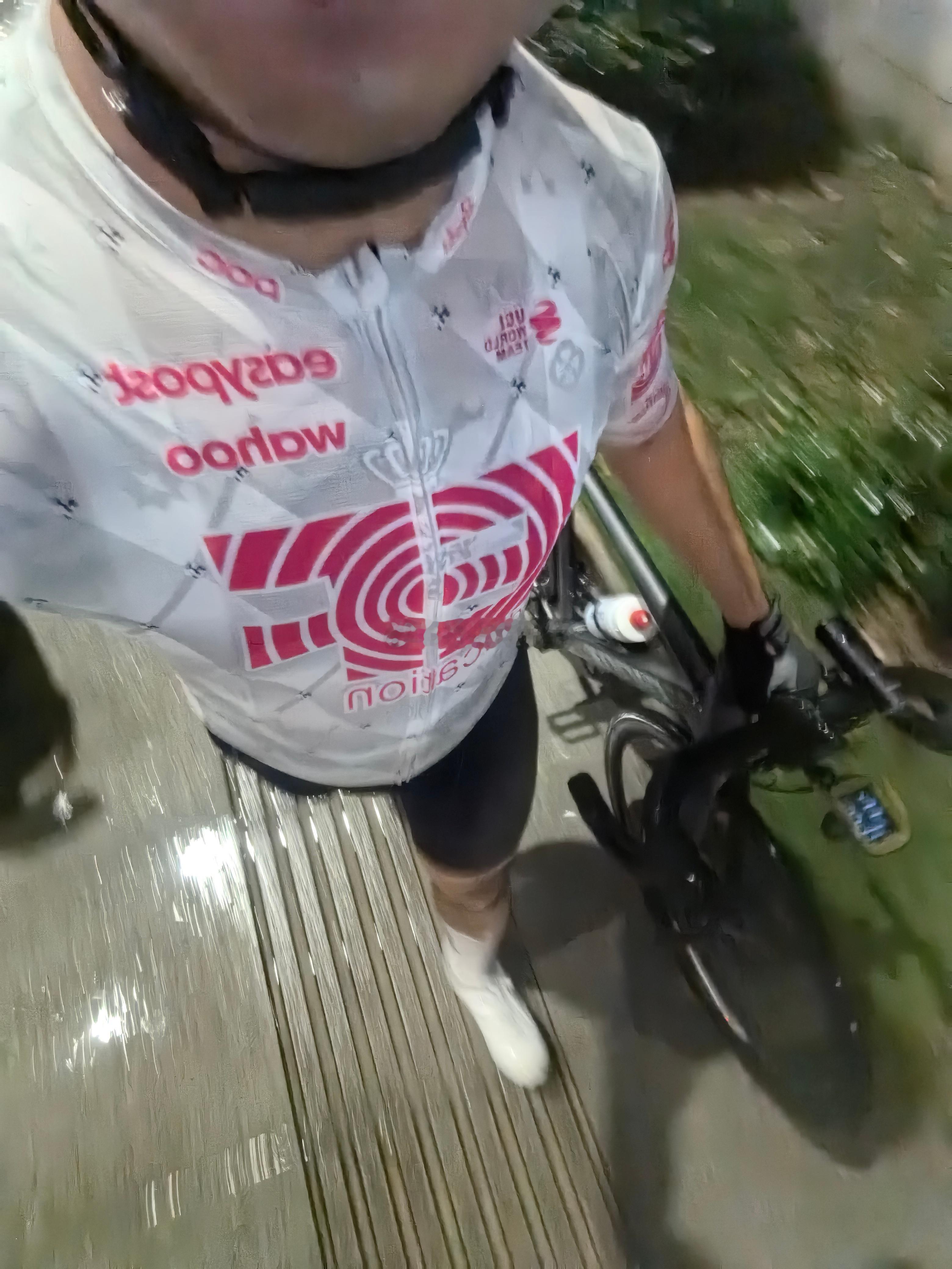 下楼还看不到下雨的征兆，骑了两公里瞬间大风大雨，躲在商铺门前，已然落汤骑行