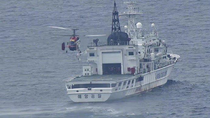 黄海发生激烈对峙，韩国海警船硬闯中方海域，妄图登上我渔业平台，结果下一刻彻底破防