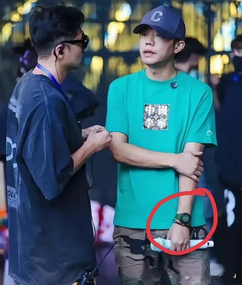 我就想知道，是谁的眼睛👀那么厉害，离得那么远，竟然把曾毅手表上的图案看的那么清
