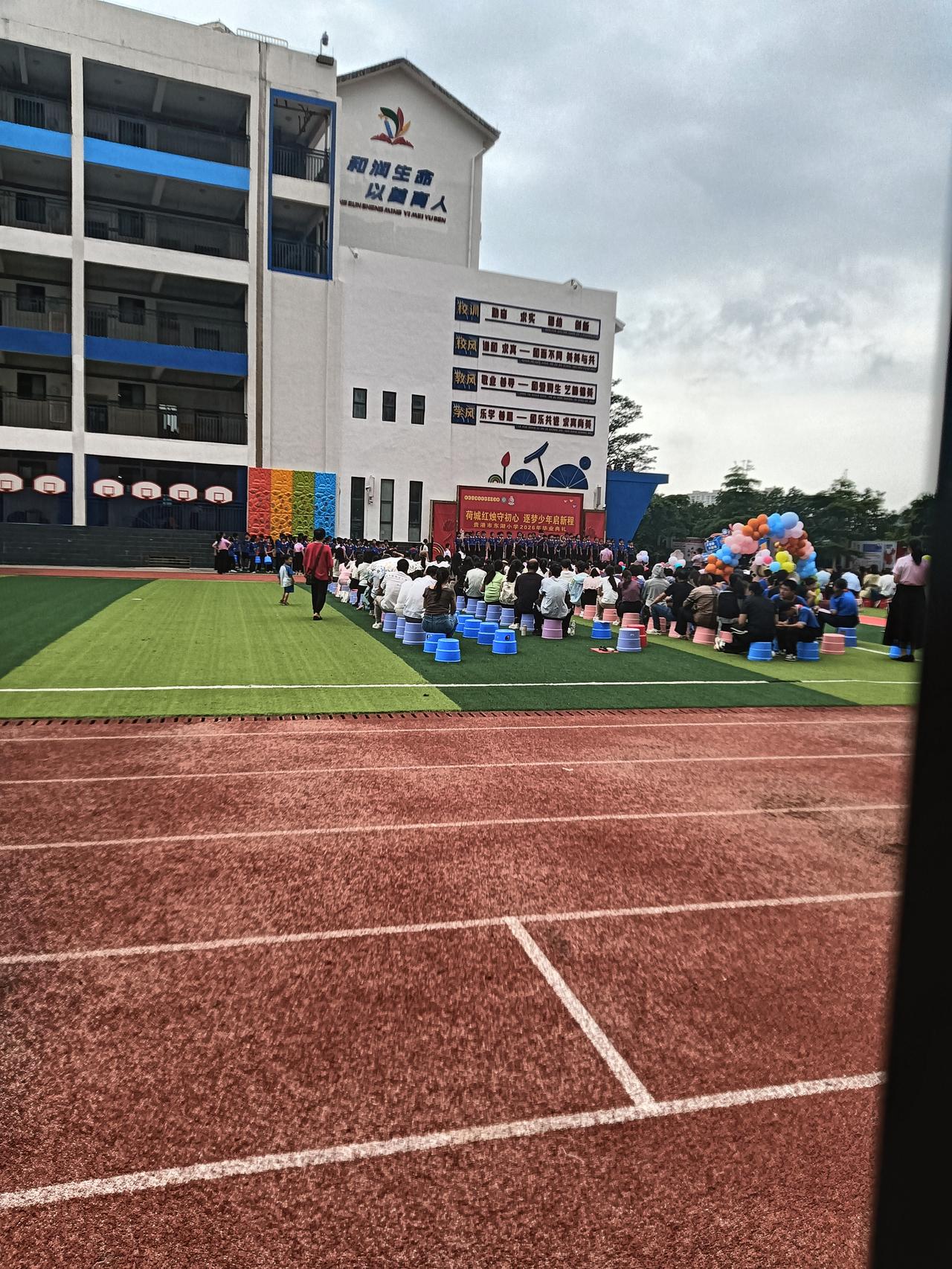 上午路过贵港市东湖小学见又到一年毕业季，校园内歌声嘹亮老师学生家长欢聚一堂。原来