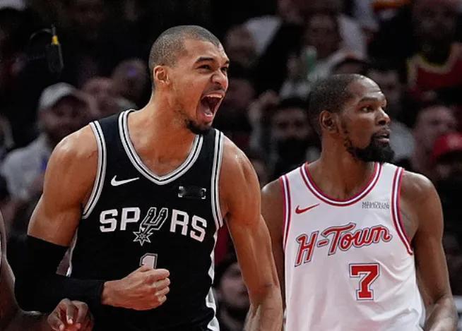 火箭和湖人真是一对卧龙凤雏，双方排名一个第4一个第5，然后俩人你赢我也赢，你输我