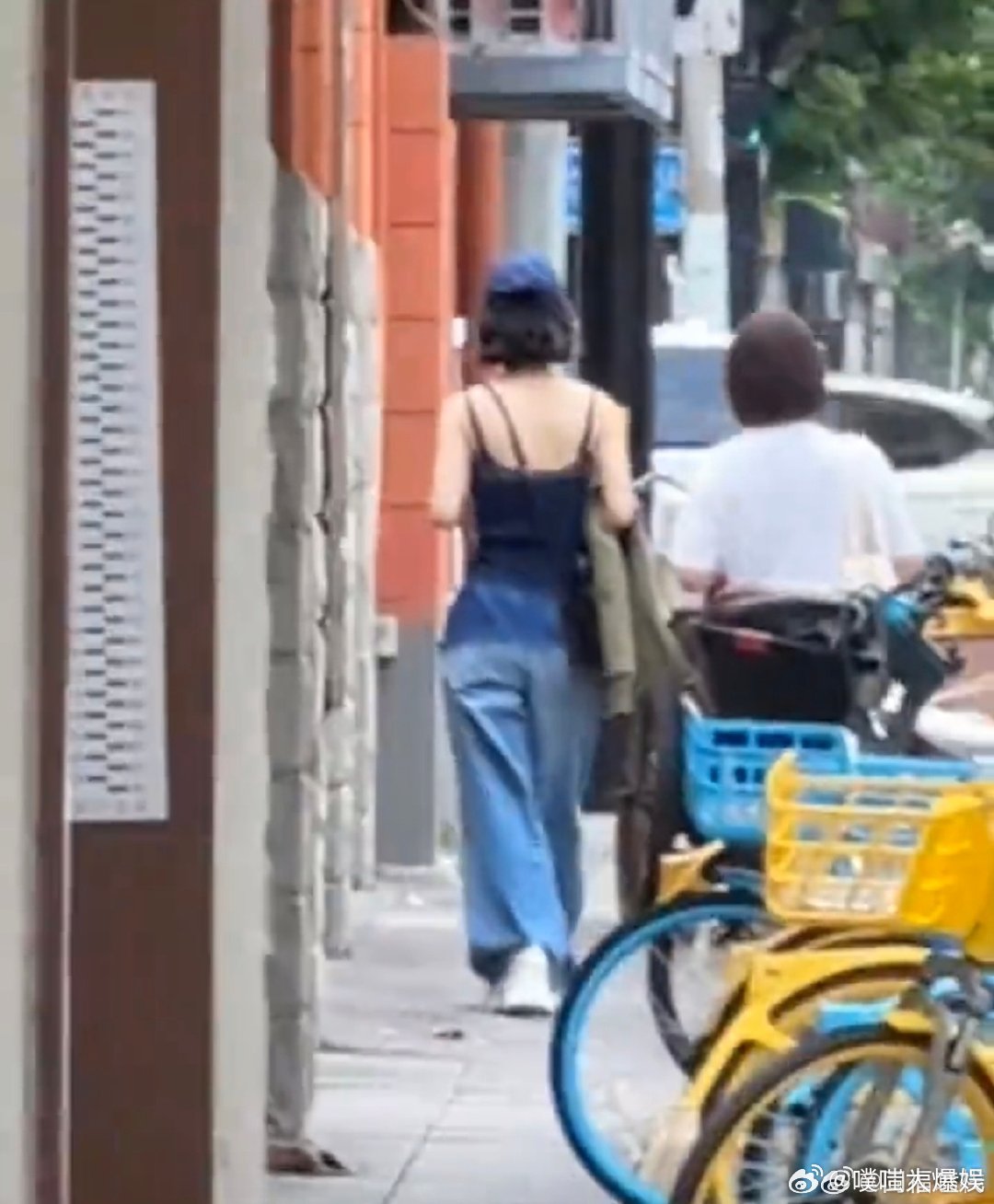 偶遇赵丽颖穿吊带逛街尹新月 赵丽颖 新鲜赵丽颖背影路透来袭！说她最适合穿吊带真的