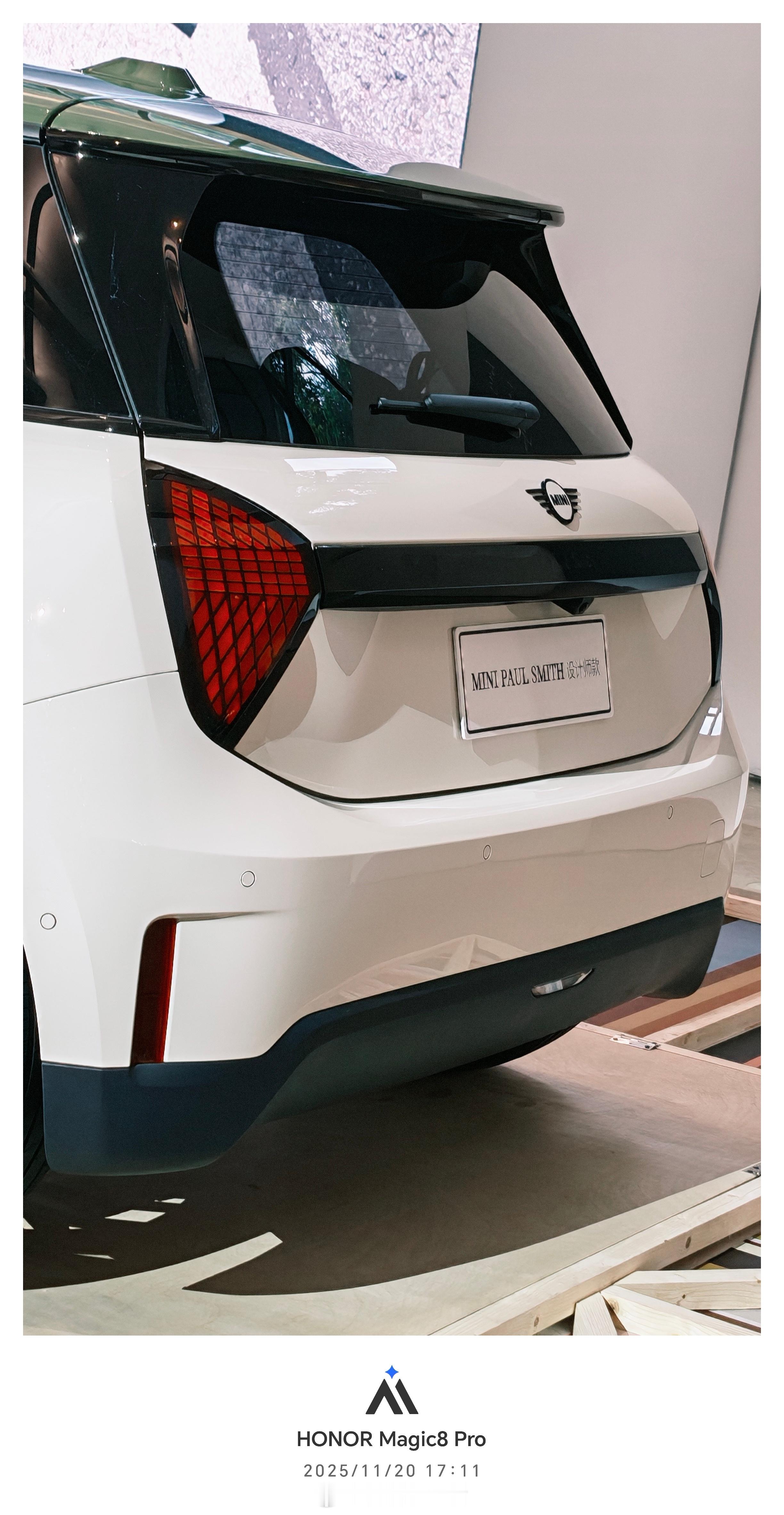 来看“MINI X PAUL SMITH设计沙龙”英伦风的设计真的很难不爱怪不得