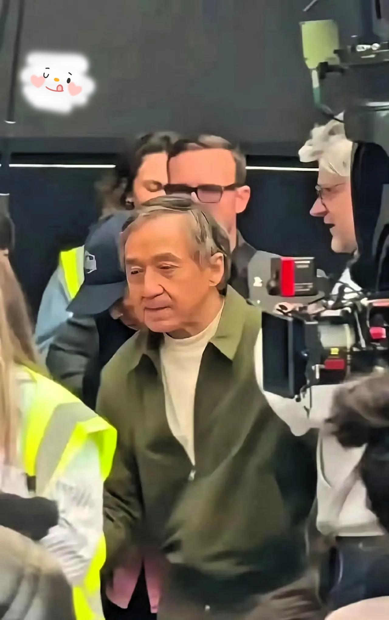 成龙大哥这辈子大概率要遗憾终生了！
他挣再多的钱，再有巨星光环
2025年，已经