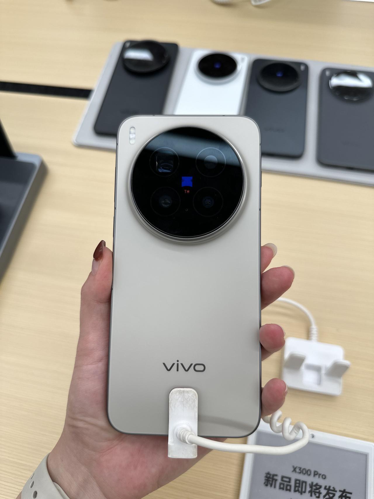 vivo X300🆚vivo X300 Pro真机来了，Pro的后置模组明显大