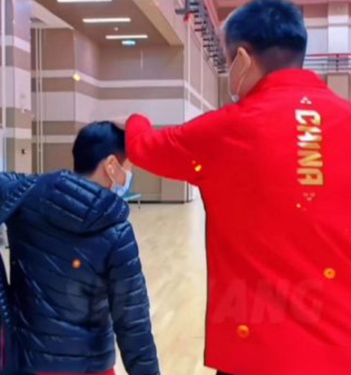 李隼教练一句话戳破了窗户纸：孙颖莎这八年，唯一对不起的就是她自己。27小时5场比