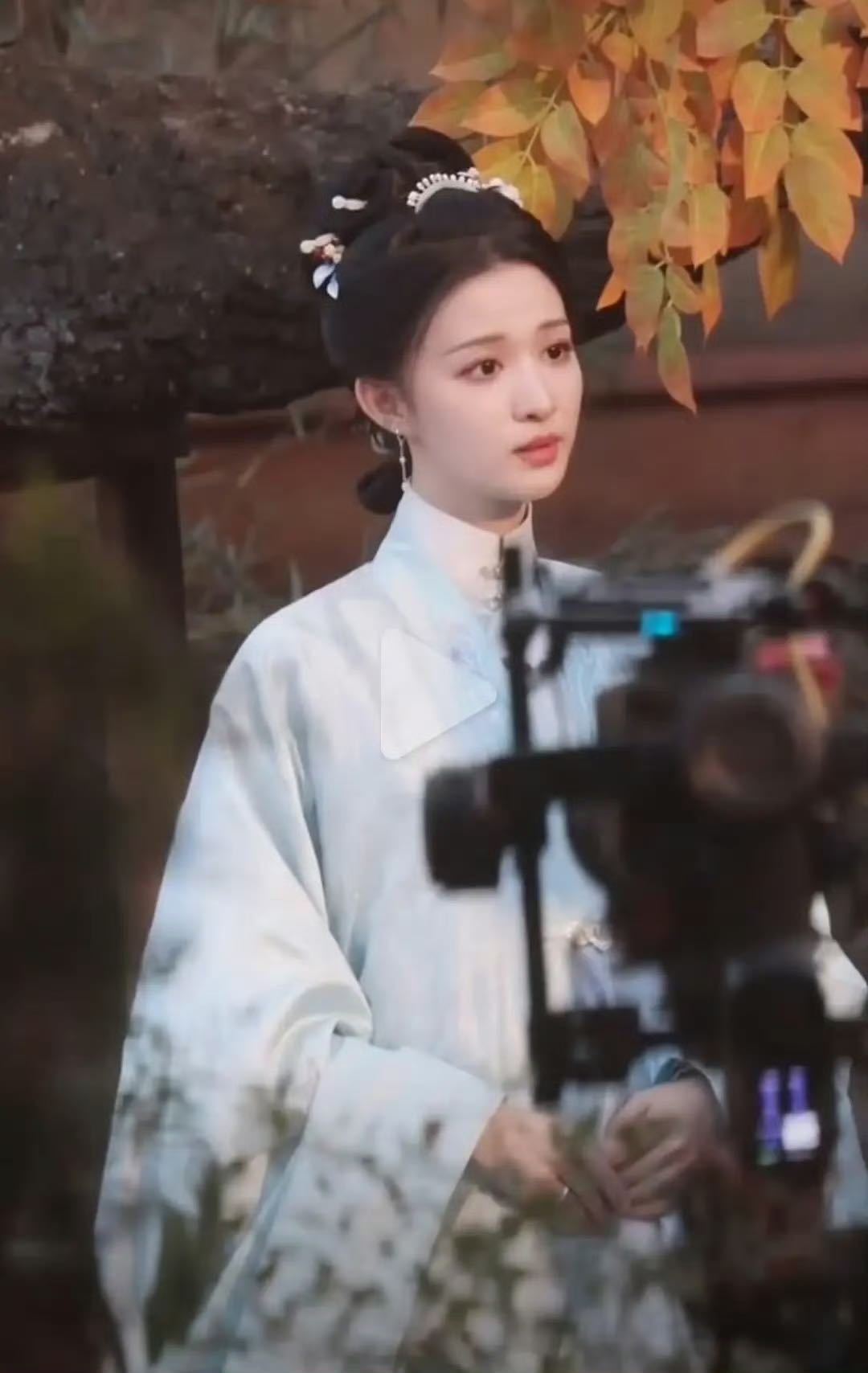 谁被魏采薇的路透狠狠戳中！王楚然适配所有明制造型，汉服衬得她气质清雅，这波新剧必
